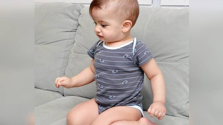 बच्‍चों की बैठने की पॉजिशन पर पैरेंट्स को ध्यान देना चाहिए.