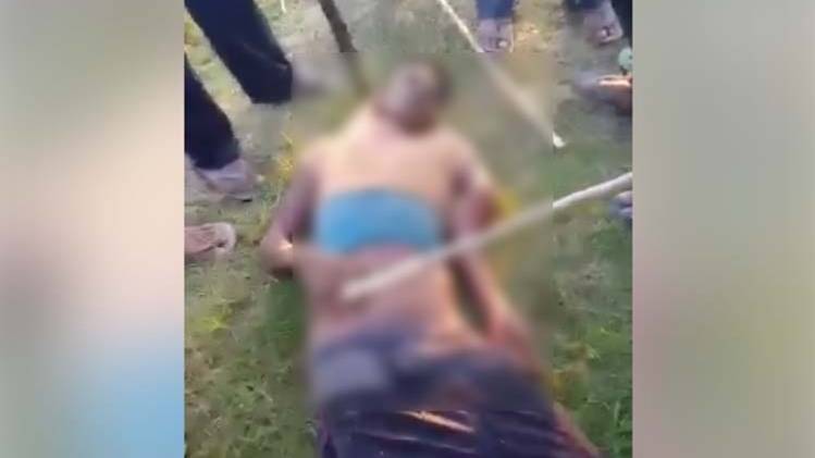 बच्चा चोर के आरोप में वायर वीडियो से ली गई तस्वीर (Photo- AajTak)