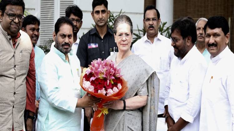सोनिया गांधी से मिलते हुई कांग्रेस अनुसूचित जाति विभाग के नेता