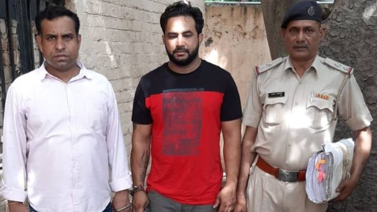 पुलिस की गिरफ्त में आरोपी