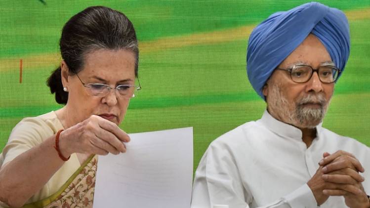 कांग्रेस की अंतरिम अध्यक्ष सोनिया गांधी और पूर्व प्रधानमंत्री मनमोहन सिंह (फाइल फोटो-PTI)
