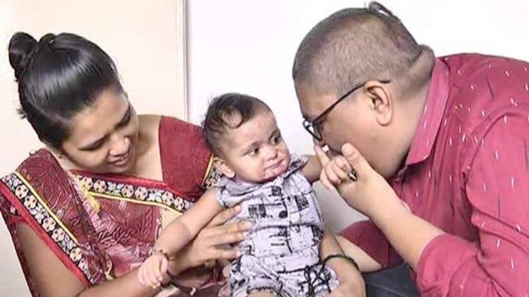 बच्ची हैनी के साथ नीलेश लिंबाचिया और उनकी पत्नी काजल