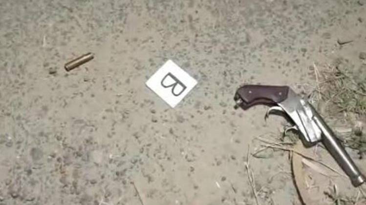 पुलिस ने घटनास्थल से तमंचा बरामद किया है. (फोटो-आजतक)