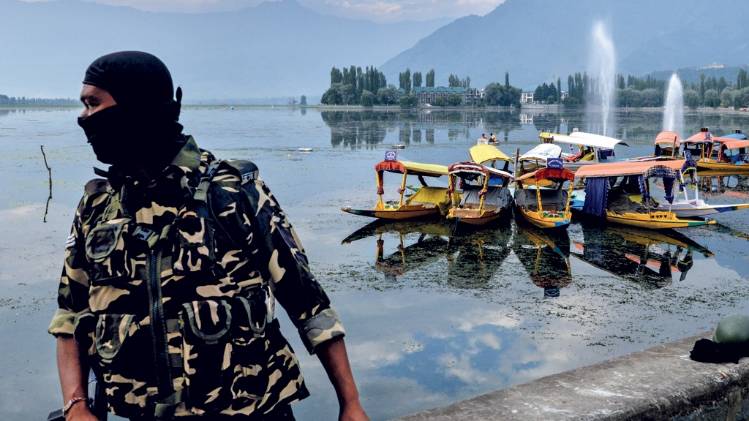 शांति या सन्नाटा? श्रीनगर की ऐतिहासिक डल झील पर केंद्रीय रिजर्व पुलिस बल का सशस्त्र पहरा