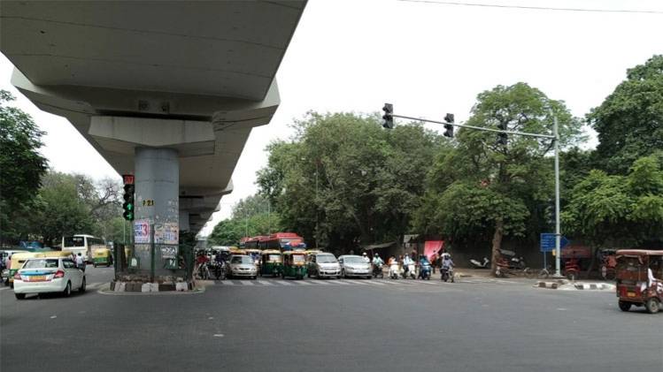 नई दिल्ली के एक चौराहे की तस्वीर (फोटो क्रेडिट: आशुतोष मिश्रा)
