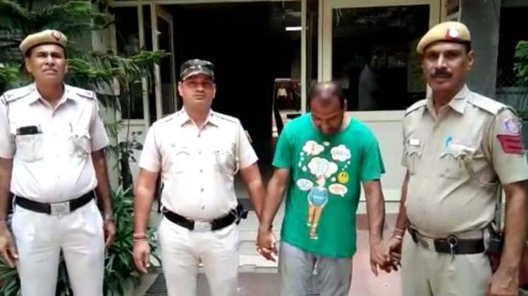 पुलिस की गिरफ्त में आरोपी (फोटो- तनसीम हैदर)