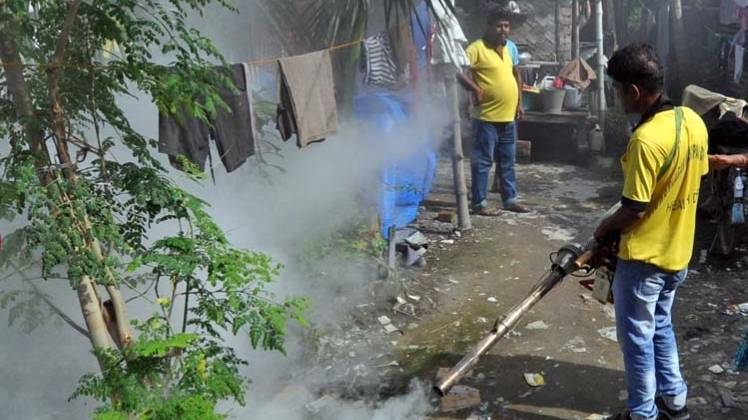 डेंगू से बचाव करने के लिए छिड़काव करते स्वास्थ्य विभाग के कर्मचारी (फाइल फोटो-IANS)