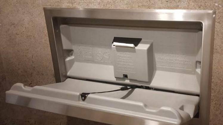 बेंगलुरु एयरपोर्ट पर जेंट्स वॉशरूम में डायपर चेंजिंग स्टेशन