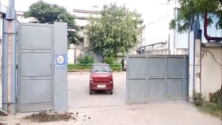 इसी गेट में फंसकर ड्राइवर की हुई मौत