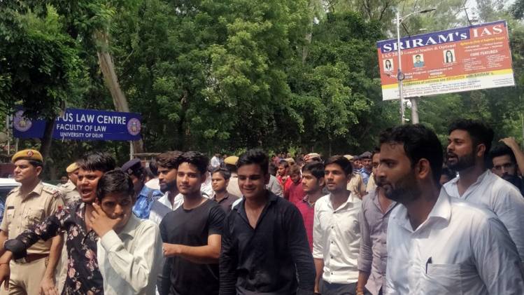 मतदान के दौरान कैंपस लॉ सेंटर के बाहर का दृश्य 