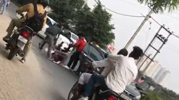 मारपीट कर रहे कार सवार