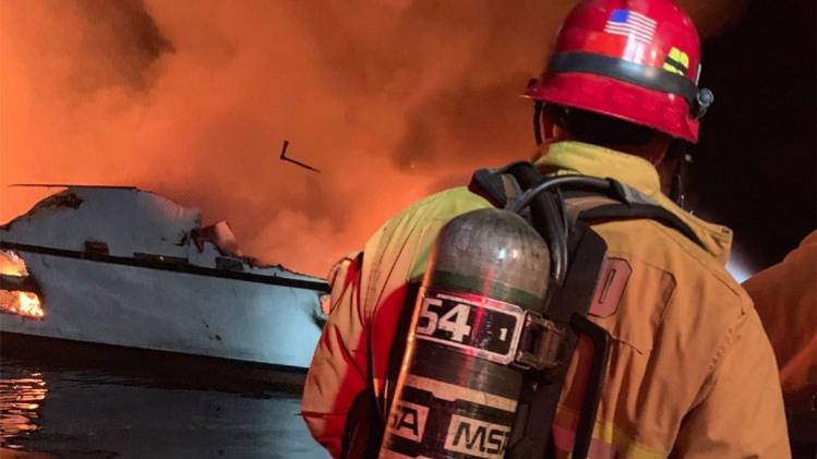 स्कूबा डाइविंग नाव में भीषण आग (फोटो: @VCFD_PIO)