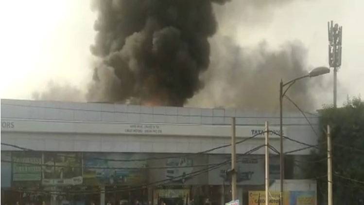 टाटा मोटर्स के स्टोर रूम से उठता धुंआ (फोटोः तनसीम हैदर)