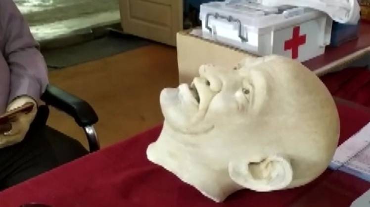 बापू की प्रतिमा तोड़ी (फोटो- ANI)