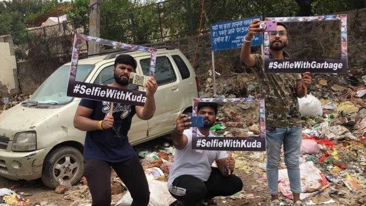 दिल्ली में कूड़े के साथ सेल्फी लेते युवा (फाइल फोटो)