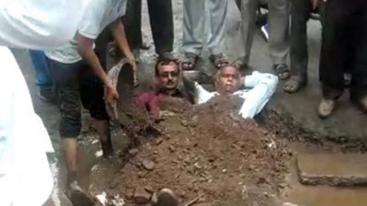 टूटी सड़कों को लेकर किया विरोध प्रदर्शन 