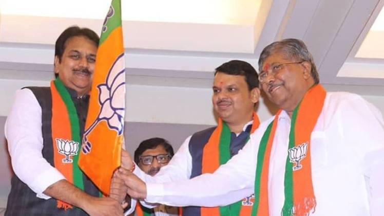 महाराष्ट्र के पूर्व मंत्री हर्षवर्धन पाटिल(बाएं) कांग्रेस से बीजेपी में शामिल हो चुके हैं.