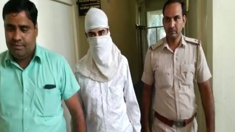 गिरफ्तार वकील (फोटो-पुनीत शर्मा)