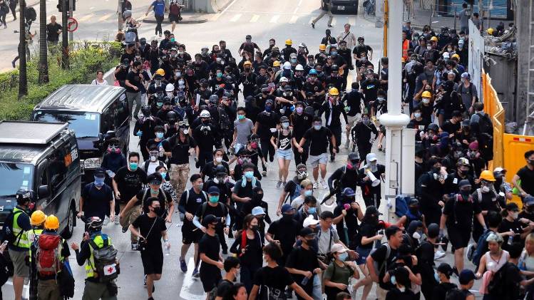 सड़कों पर उतरे प्रदर्शनकारी (फाइल फोटो- AP/PTI)