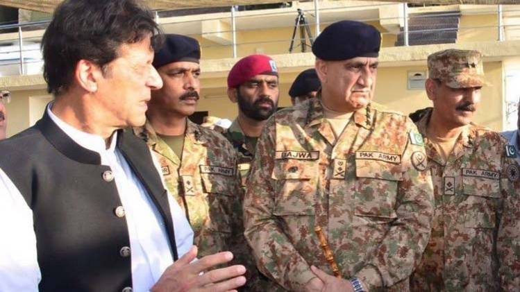 पाकिस्तान के प्रधानमंत्री इमरान खान और पाक आर्मी चीफ कमर जावेद बाजवा (फोटो-twitter/PTIofficial)