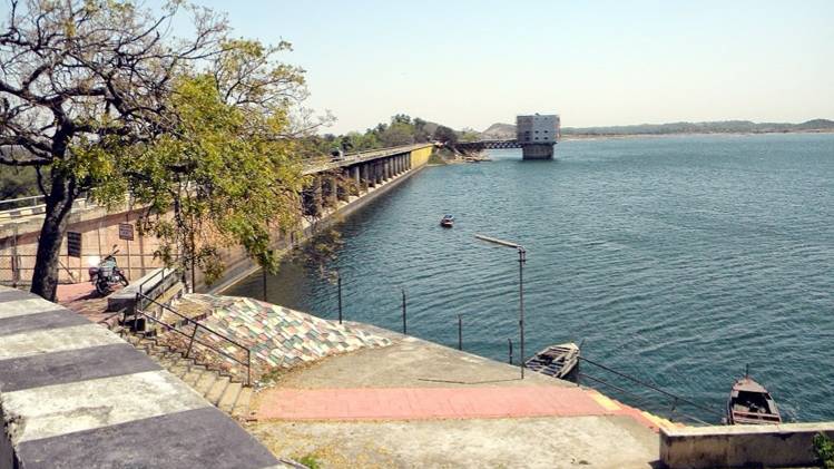 रेडियो पर झुमरीतिलैया से गाने की फरमाइशें होती थी. झुमरीतिलैया कोडरमा में ही है.