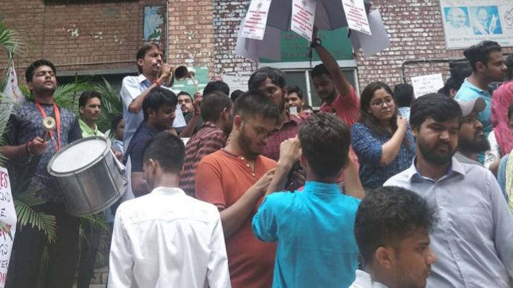 जवाहरलाल नेहरू यूनिवर्सिटी में जश्न का माहौल (फोटो- नयनिका सिंघल)