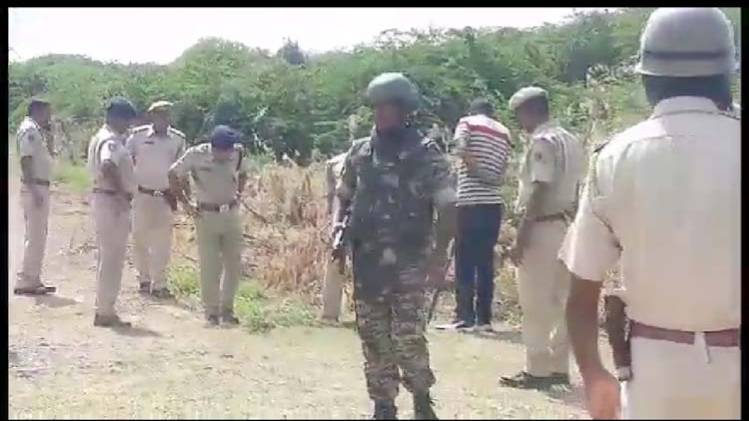 घटनास्थल पर मौजूद पुलिस फोर्स (Photo- Aajtak)