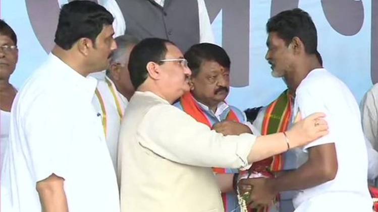 पश्चिम बंगाल के पीड़ित पार्टी कार्यकर्ताओं से मिले जेपी नड्डा (फोटो-ANI)