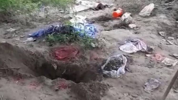 कब्रिस्तान की तस्वीर जहां से गायब हुआ बच्ची का शव (फोटो-हिमांशु मिश्रा)