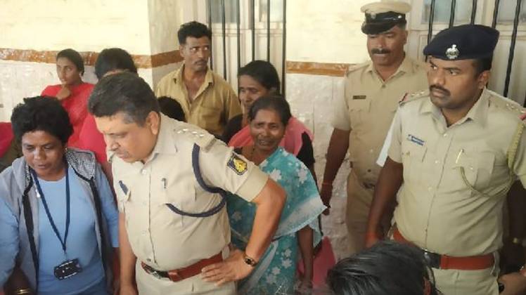 घटनास्थल पर जांच करने पहुंची पुलिस टीम