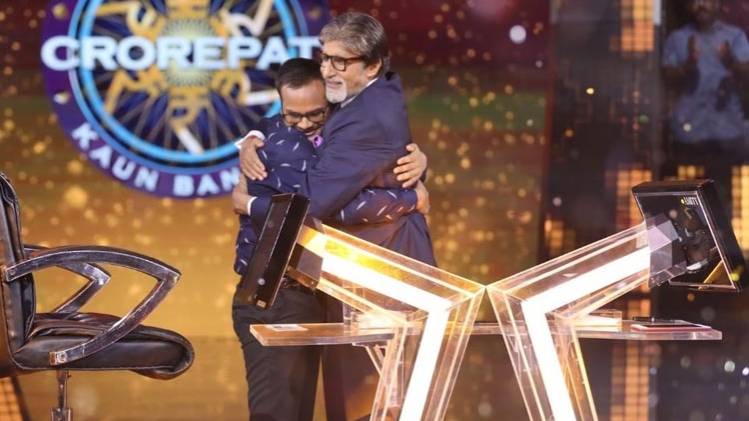 KBC-11 में 1 करोड़ जीतने के बाद अमिताभ बच्चन के गले मिलते सनोज राज (फोटो-IANS)