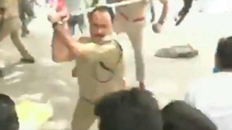 पिछले साल अलीगढ़ में हुई लाठीचार्ज का वीडियो वायरल (फोटो-वीडियो ग्रैब)