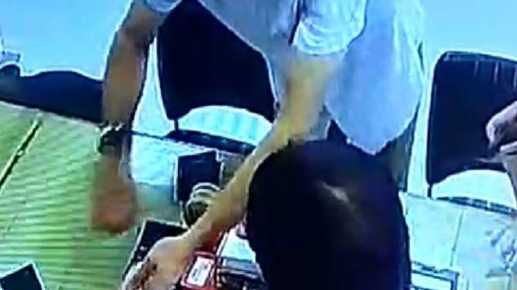 ठग बड़ी ही चालाकी से 2000 की गड्डी में से 20 नोट गायब कर देता है