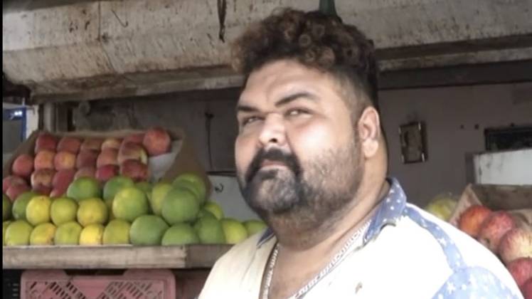 जाकिर मेमन के साइज का हेलमेट मार्केट में नहीं मौजूद