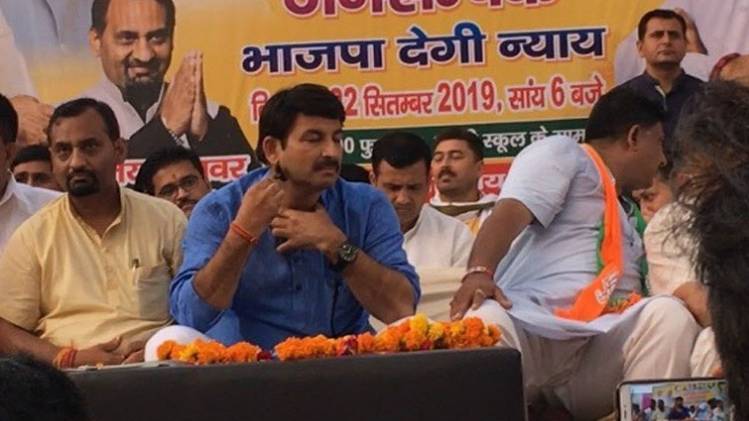 मंच पर शेविंग करते बीजेपी नेता मनोज तिवारी (फोटो-अंकित यादव)