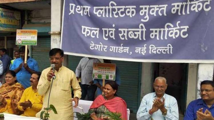 टैगोर गार्डन की फल और सब्जी मार्केट प्लास्टिक मुक्त मार्केट घोषित (फोटो-अंकित)