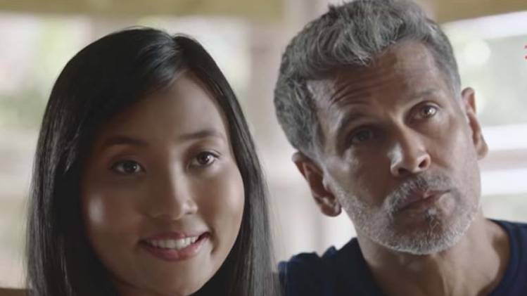 मिलिंद सोमन और अंकिता सोर्स यूट्यूब