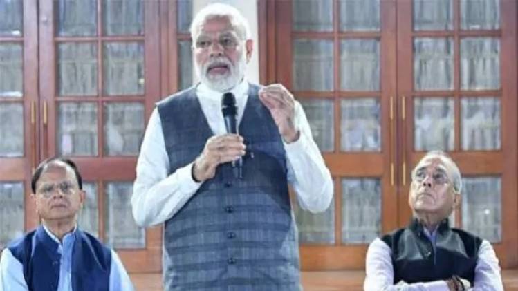 प्रधान सचिव नृपेंद्र मिश्रा के फेयरवेल में बोलते प्रधानमंत्री नरेंद्र मोदी (फोटोः ट्विटर)