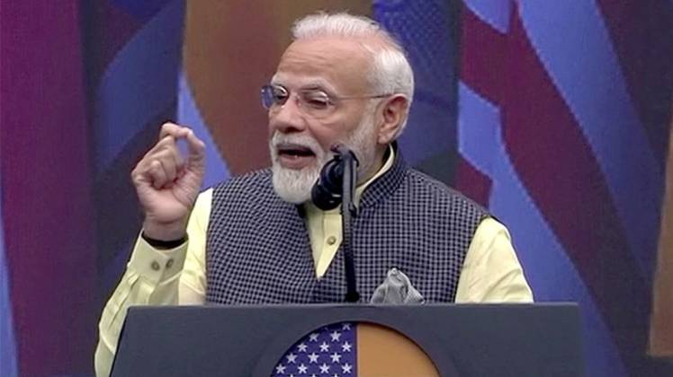 ह्यूटन के एनआरजी स्टेडियम में संबोधित करते पीएम मोदी (Courtesy- ANI)