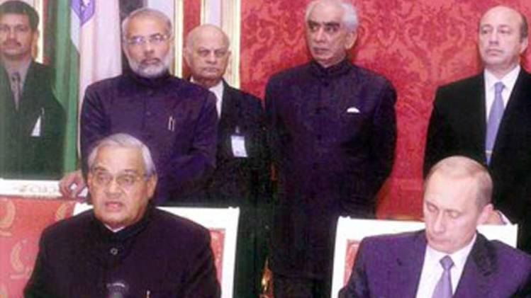 2001 में अटल बिहारी वाजपेयी की अगुवाई में रूस के दौरे पर गए थे PM मोदी (फोटो-ट्विटर)
