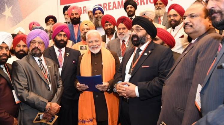 ह्यूस्टन में सिख समुदाय के लोगों से मिले पीएम मोदी (IANS)