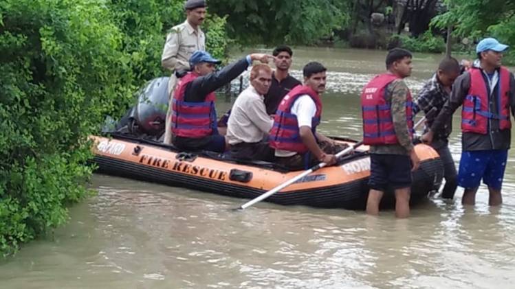 मध्य प्रदेश में जलभराव वाले इलाकों से लोगों को निकाला गया (फोटो-IANS)