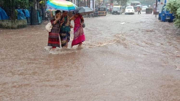 मुंबई में बारिश के कारण कई इलाको में जलजमाव  (फोटो- वैभव)