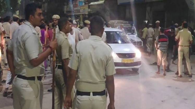 मौके पर पहुंची पुलिस और जुटी भीड़