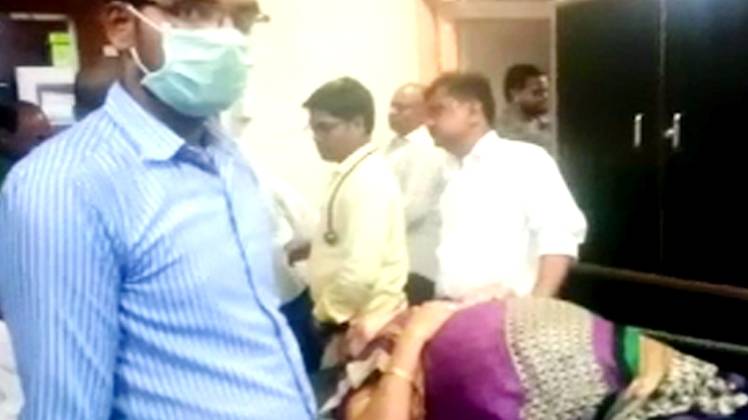 अस्पताल में भर्ती घायल सास.