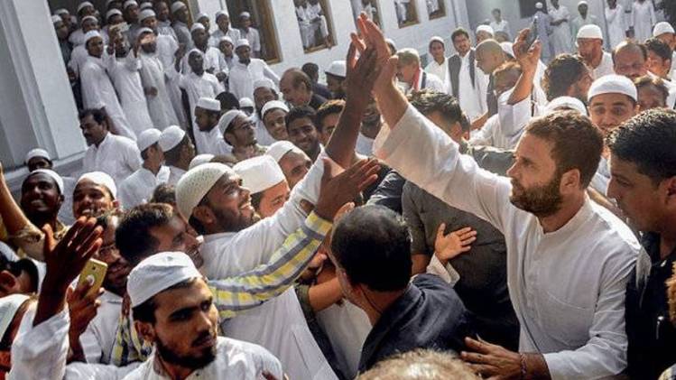 मुस्लिम समुदाय के बीच राहुल गांधी (फाइल-फोटो)