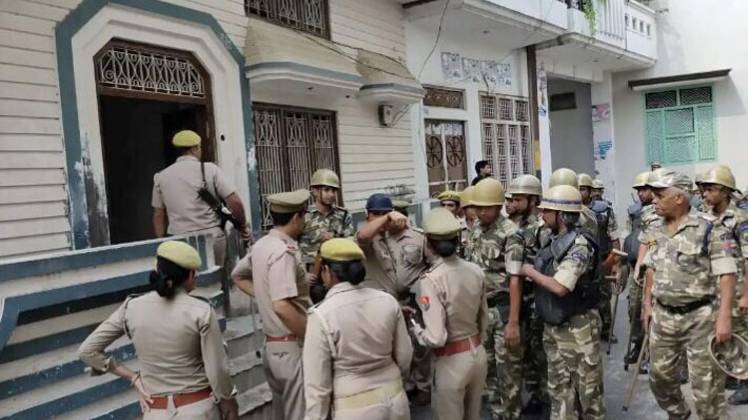 समाजवादी पार्टी विधायक नाहिद हसन के घर के बाहर पुलिसफोर्स (फोटो-aajtak)