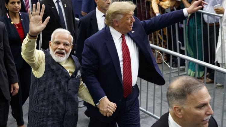 हाउडी मोदी में डोनाल्ड ट्रंप और नरेंद्र मोदी (फोटो: AP)