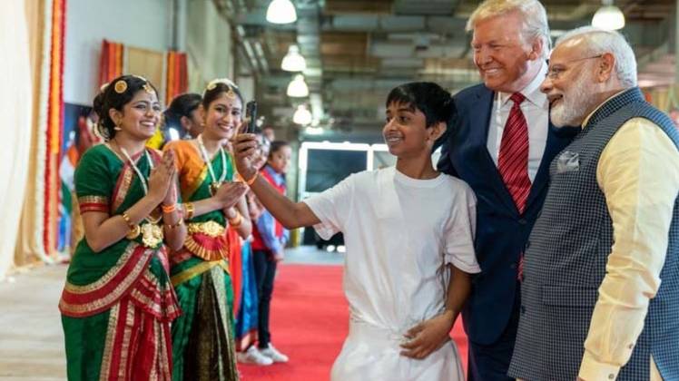 ह्यूस्टन में बच्चों संग तस्वीर खिंचवाते पीएम मोदी और राष्ट्रपति ट्रंप (फोटो-twitter/PBNS_India)