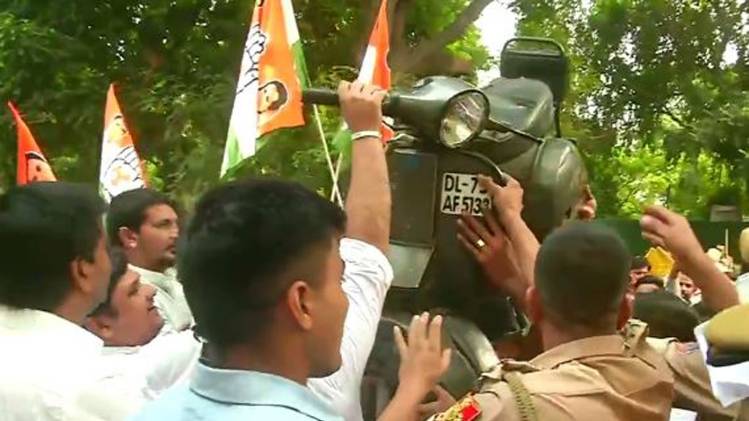 केंद्रीय मंत्री नितिन गडकरी के आवास के बाहर प्रोटेस्ट (तस्वीर-ANI)